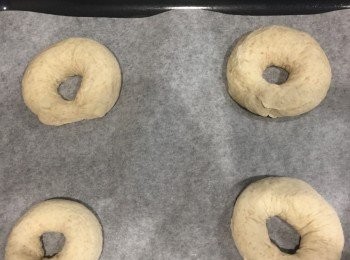 step7: 放在牛油紙內並再發酵15-20分鐘，有些食譜是省卻這次的發酵，但我想較軟一些所以照發酵了一會。