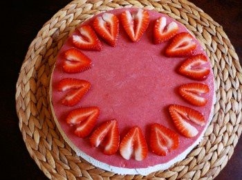 step5: 當蛋糕成型，將剩餘的3/4量杯草莓醬均勻淋上，再放回冰箱冰至少半小時，或是冰至成型，依個人的冰箱不同而定！冰好後就可以享用啦！