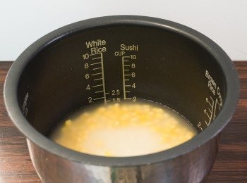 step1: 米飯部份：白米洗淨後加入水﹑地捫粟米粒和鹽拌勻，以電飯煲煮熟。