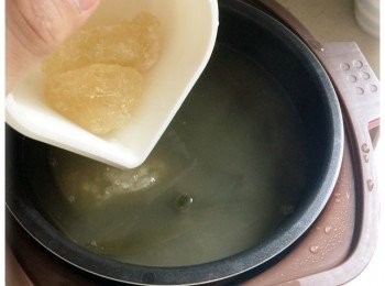 step3: 加入冰糖，再多煮5分鐘。