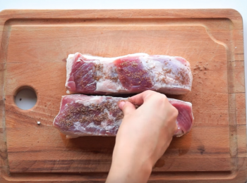 step5: 均勻把混合香料塗抹在肉的部分，最後抹上紹興酒按摩一下，不要塗在豬皮上