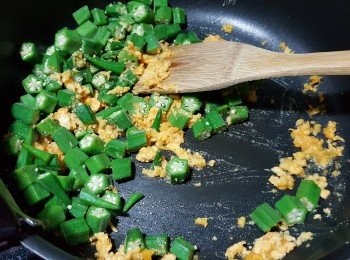 step7: 加入秋葵粒炒勻即可上碟