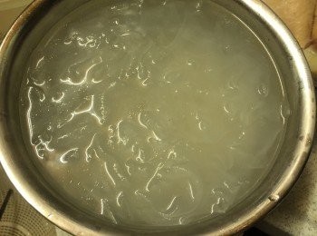 step5: 開火大火煮10分鐘至透明後, 隔去水份, 倒入冷水內浸