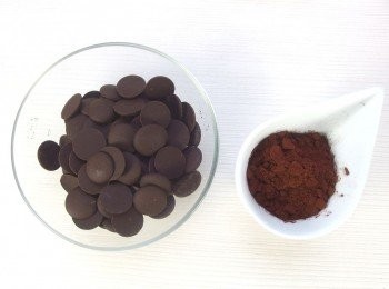 step3: 選用高品質的苦甜巧克力及可可粉,是布朗尼好吃的秘訣之一。