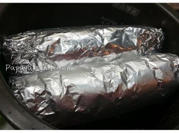 step5: 再用錫紙包好，先蒸熟雞卷，為左慳時間，我係煮飯同時蒸熟