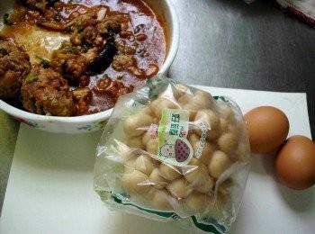 step1: 昨晚剩的獅子頭加上鴻喜菇與2顆蛋。