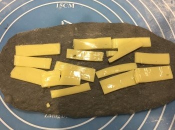 step4: 將每塊芝士切成小塊，放入已壓的長麵糰上。