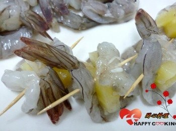 step4: 鳳梨切小塊,放在蝦身上捲起,牙籤固定