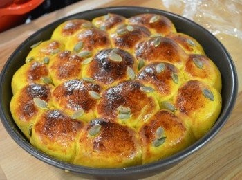 step14: 14. 放進已預熱的烤箱以180度烤約20分鐘即完成。我烤出來的南瓜蛋糕表面有點焦，建議烤到想要的顏色，但離結束時間還很久時，可用鋁箔紙覆蓋在上再繼續烘烤至熟透。