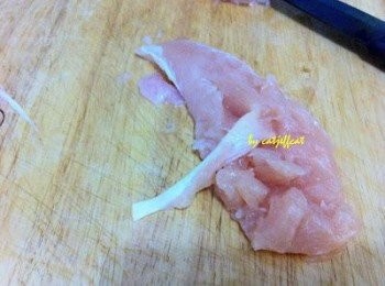 step1: 先將雞柳起根, 將洋蔥切粒再用食物處理器打至蓉 (或用手啄)