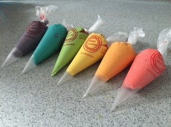 step5: 把麵糊分別倒進唧袋中。