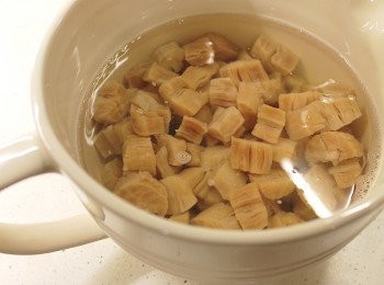 step1: 首先把乾貝處理好, 浸泡在清水中約兩小時。
