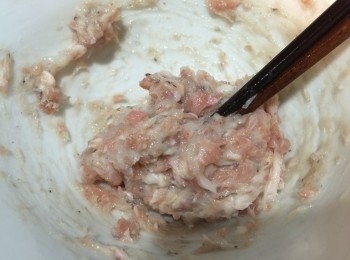 step2: 先用刀拍爛蝦肉，再用刀背剁蝦肉，然後加入少許鹽，胡椒粉和生粉，用筷子循一個方向攪拌10次，跟著拿起蝦膠，用力撻回碗內20次，放入雪櫃冷藏備用。