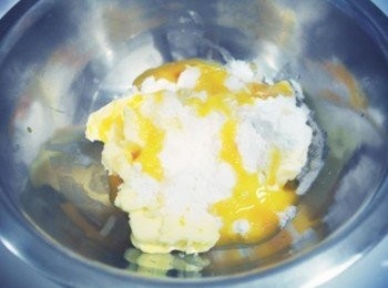 step1: 首先將奶油.糖粉.蛋黃及香草精放在容器裡!!!