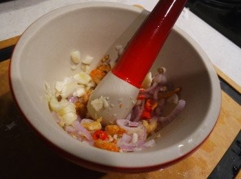 step4: 將汁料中的材料放到盅內磨碎(一定要的呀~~~用處理器也香, 也不夠用盅的香~~)

P.S. 魚露及青檸汁最後放, 先磨碎其他的配料