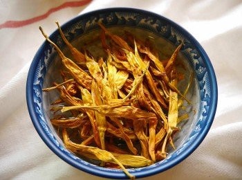 step1: *金針泡熱水備用。