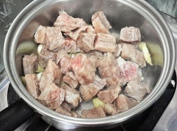 step2: 熱鍋下油，先爆香蒜頭及薑，然後下牛肋條，煎一至兩分鐘