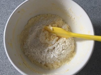 step3: 篩入粉類，跟牛油混合物拌匀。