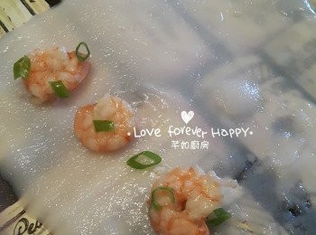 step8: 拿起腸粉布, 並攤在已塗上食用油的膠片上, 用膠刮刀將腸粉卷摺, 分成3至4段