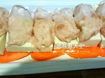 step1: 甘筍切片放碟底，豆腐切件，每件豆腐釀上墨魚肉，掃上少許油，中火蒸10分鐘