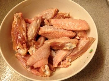 step1: <a href="https://bit.ly/3zHU5V3" target="_blank" data-keyword="雞翼" class="guide-link"><strong>雞翼</strong></a> <span style="display:inline-block;vertical-align:middle;margin-top:-3px;color:initial;border-radius:3px;padding:2px 3px;font-size:12px;line-height:14px;background:#87d300;color:#fff;">即買</span> 解凍，洗淨，用剪刀剪開兩邊，用醃料醃15分鐘