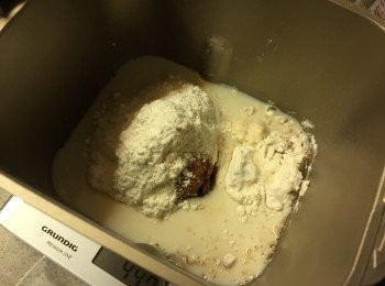 step1: 將酵母放入酵母格, 提子乾放入乾果格, 其他材料放入麵包桶內, 按麵團模式直至完成
