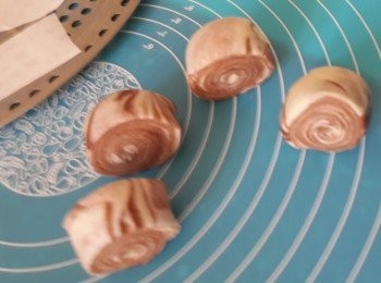 step9: 再將之前切出來的麵團重叠起來，再用麵棍碌平，卷起，平均切成4份