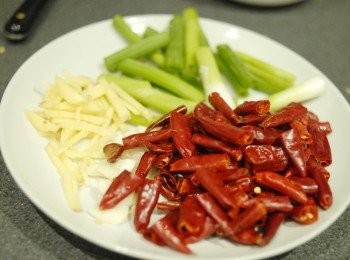 step2: 先將青蔥切段，薑片切絲，蒜頭切片，辣椒乾切半及去籽。將<span class="group_3">調味料</span>拌勻備用