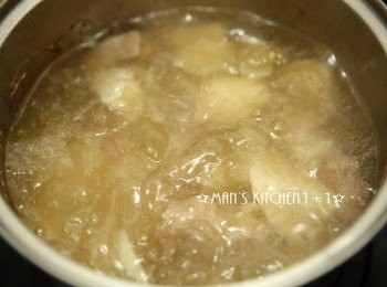 step3: 起鍋前加入少許的鹽巴調味就完成了。