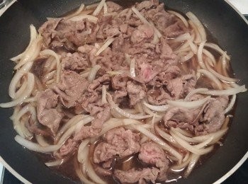 step4: 將所有調味料及水混合加入鑊中。煮至洋蔥入味及軟身即成。