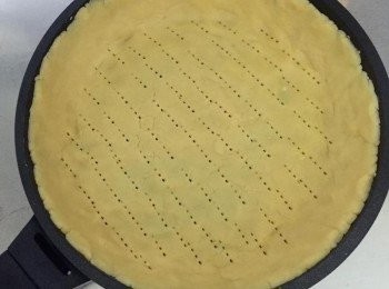 step2: 將麵團捍平舖在平底鍋上成<span class="group_2">餅皮</span>，邊緣要高出約2-3公分，接著用叉子將<span class="group_2">餅皮</span>戳出洞洞