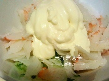 step4: 青瓜吸出多餘水份後，混合蟹柳及蛋黃醬拌勻