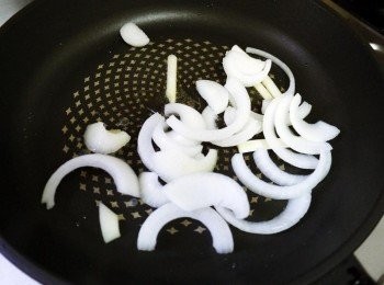 step4: 洋蔥切絲、蔥切斷略拍一下(香氣才會出來) 起油鍋炒香<span class="group_3">配料</span>