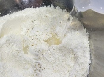 step1: 將粉狀材料，鹽及水拌勻。搓好粉團至滑面。