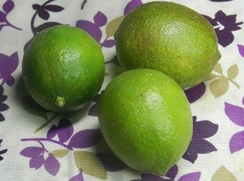 step1: 今天煮嘴邊肉的秘密武器就是檸檬啦！檸檬的香氣可以去除一些豬肉的腥味喔