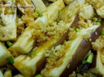 step6: 將步驟5的豉油淋上已蒸好的茄條上，即可。