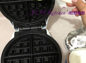 step33: 預熱窩夫機，預熱後用掃在窩夫機燙板上塗上少許菜油
