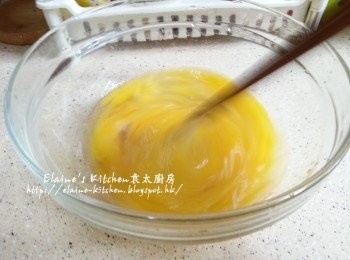 step4: 加少許麻油 , 胡椒粉拌勻打成蛋液