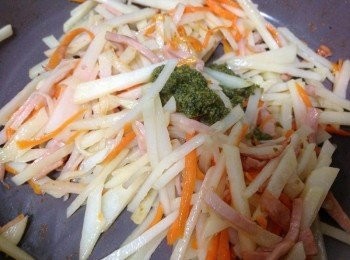 step3: 加入青醬拌炒，塩調味