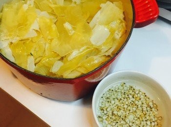 step1: 乾腐竹過水後用清水浸軟。薏米洗淨後用清水浸30分鐘。鮮百合去掉啡色部分，逐瓣剝開洗淨。