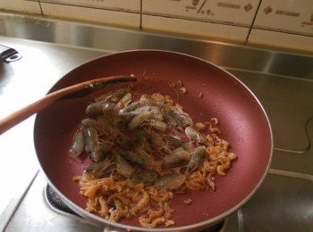 step8: 炒香蒜末、蝦皮、蝦頭後再下擠乾水的香菇，再把剩的玉米與材料炒香後移至湯鍋