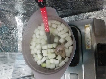 step4: 30分鐘之後，用大火逐一加入餘下材料
（1）勝瓜
（2）燒鴨絲
（3）鯪魚肉及蝦滑（記得等滾晒水先落)
（4）白飯
