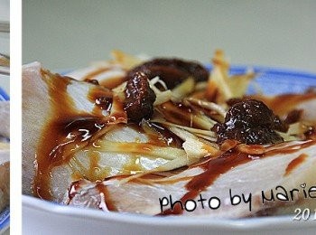 step2: 淋上蠔油、烏醋
加進一大匙豆瓣醬
再灑上一些糖、
滴幾滴香油來提味‧‧‧