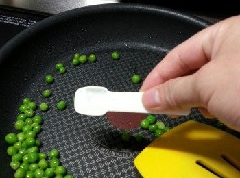 step2: 用1湯匙起油鑊,先落1/3茶匙鹽炒青豆