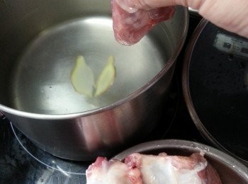 step2: 豬尾骨用2片薑加入滾水中出水3分鐘洗淨待用