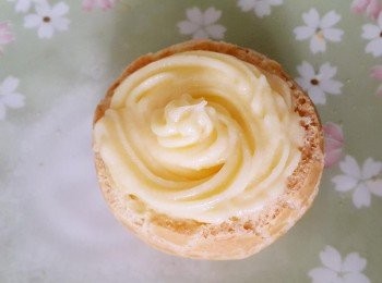 step8: 另一伴的泡芙擠上卡士達醬