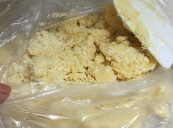 step8: 8. 將步驟7全部倒入食物袋中,輕輕磋勻,見到面團沒有粉粒,順滑便收手了(過度磋面團會令面團起筋,及在烤焗時會更易出現裂紋)