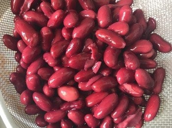 step1: 紅腰豆處理:
先浸上1晚, 然后水滾后以中火煮大約45分鐘, 另外也可以在超級市場購買現成罐頭