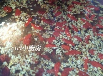 step3: 之後加入桂花糖、乾桂花和杞子，然後試味(味道應該是比較稍甜)。