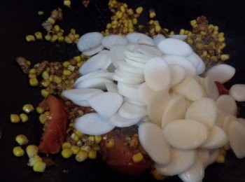 step8: 將年糕片加入，拌勻。